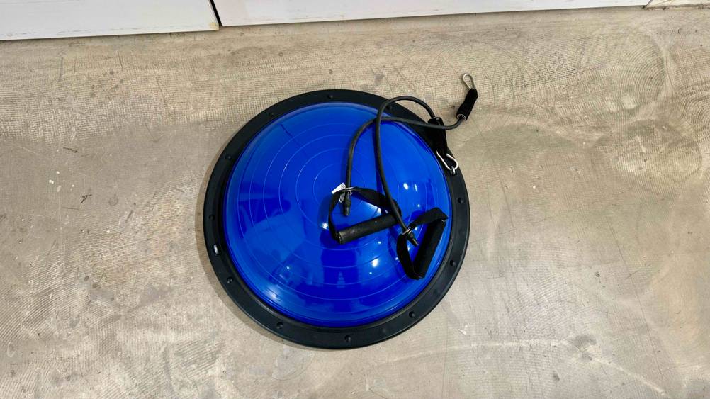 Ein Balance-Ball im Test von oben auf einem Betonboden.