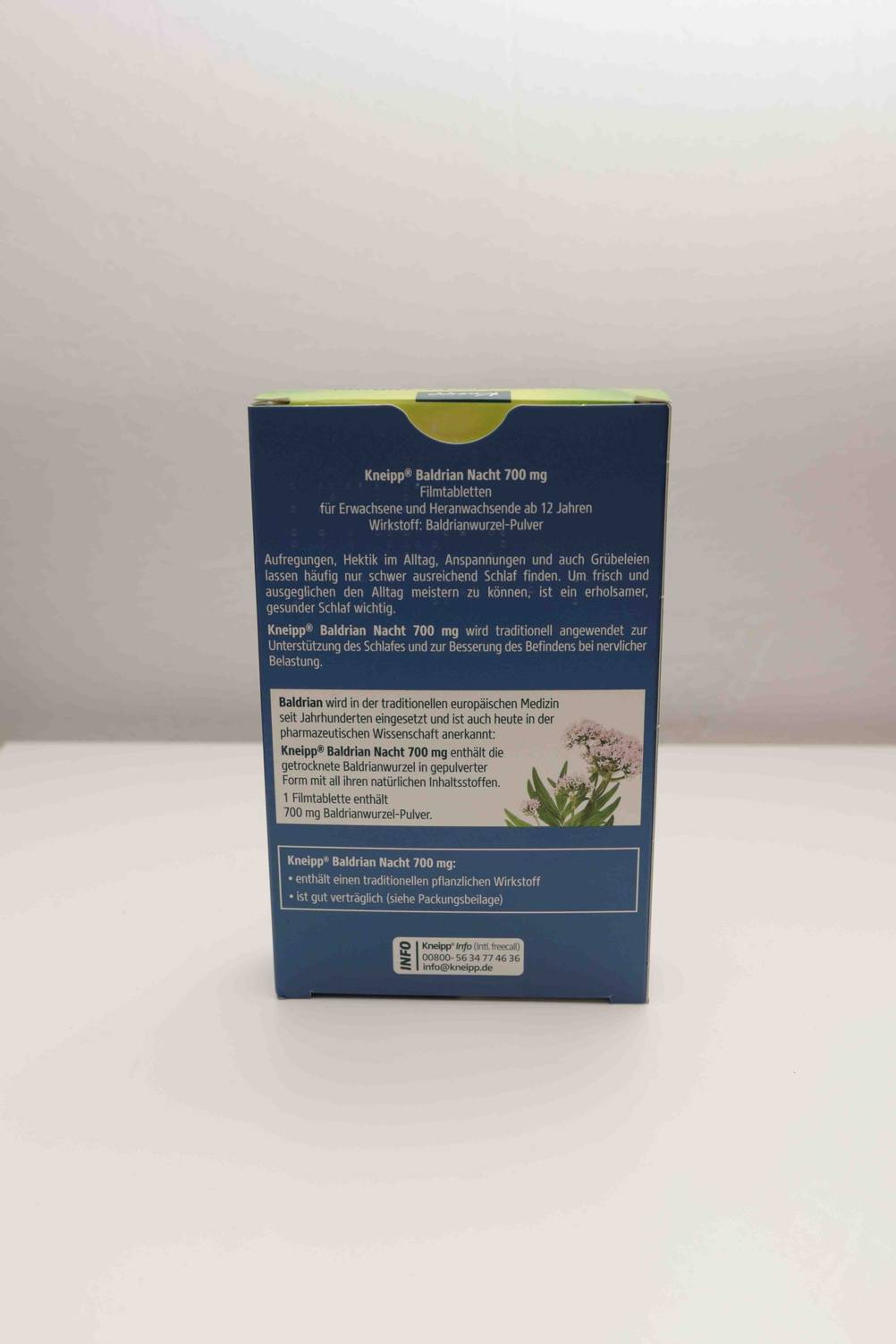 Vor einer hellen Wand steht die Originalverpackung des getesteten Baldrians mit der Rückseite nach vorne.