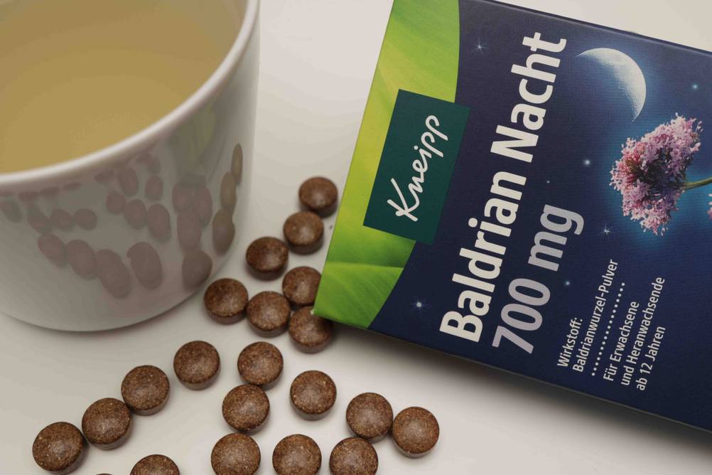 Baldrian getestet: Eine Tasse neben der Originalverpackung und einigen Tabletten.