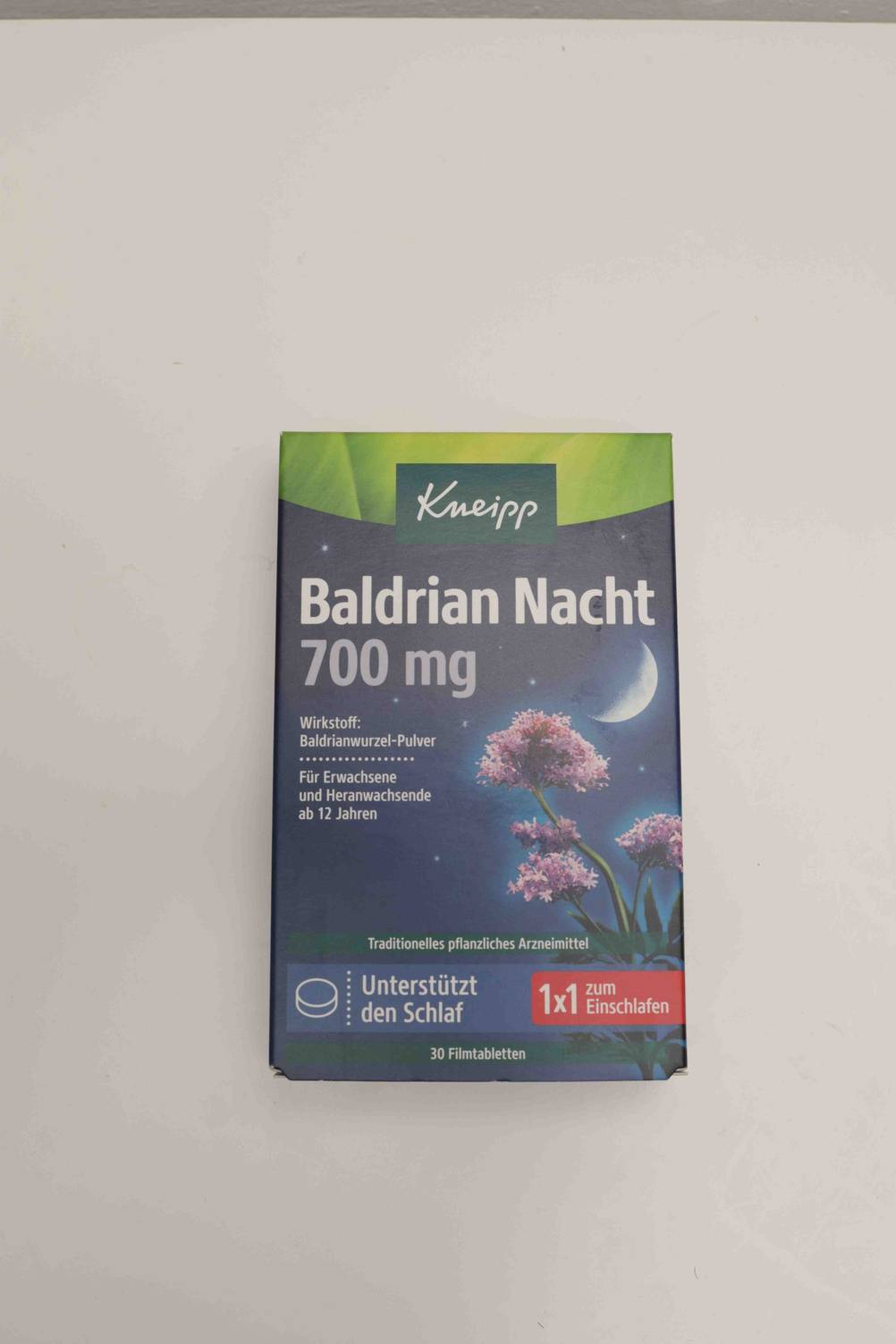 Eine Packung des getesteten Baldrians auf einer hellen Fläche.
