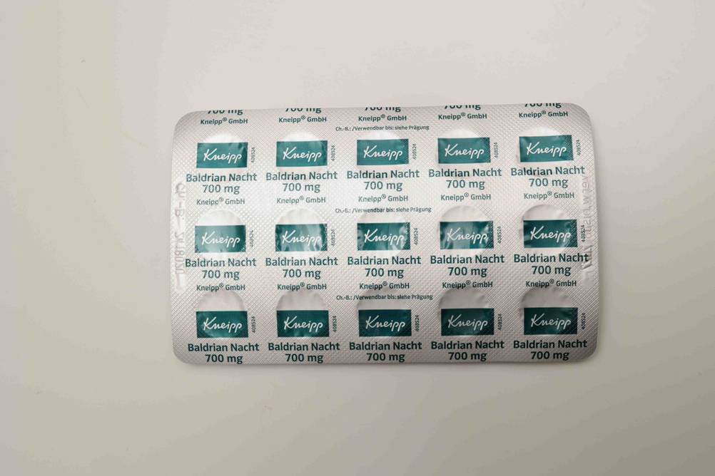 Auf einer hellen Fläche liegt ein Tablettenblister des getesteten Baldrians mit der Rückseite nach oben.