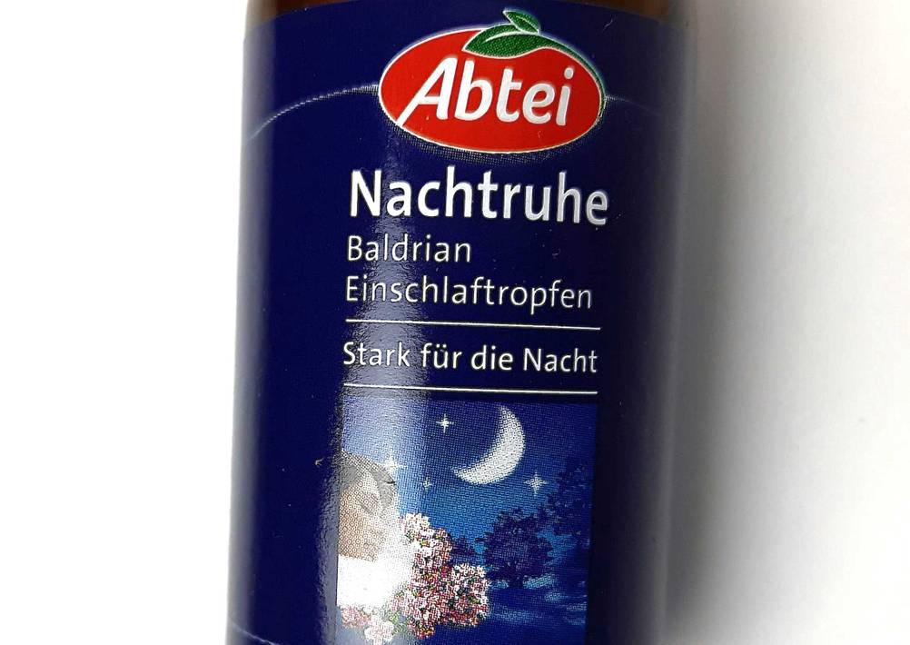 Baldrian-Tropfen im Test: Nahaufnahme des Labels der Flasche mit Logo und Artikelbezeichnung.