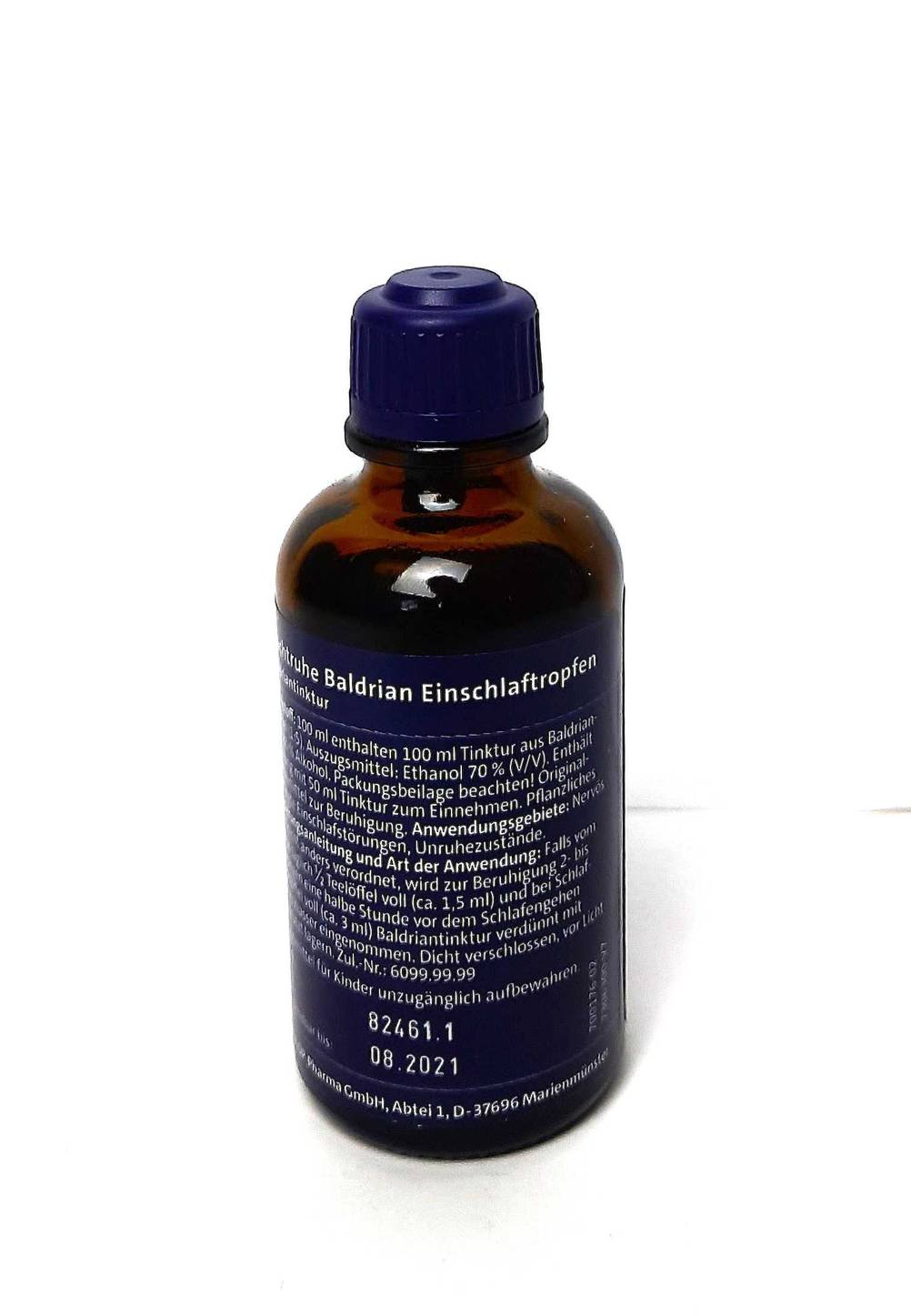 Rückseite der Flasche der getesteten Baldrian-Tropfen vor einer hellen Fläche.