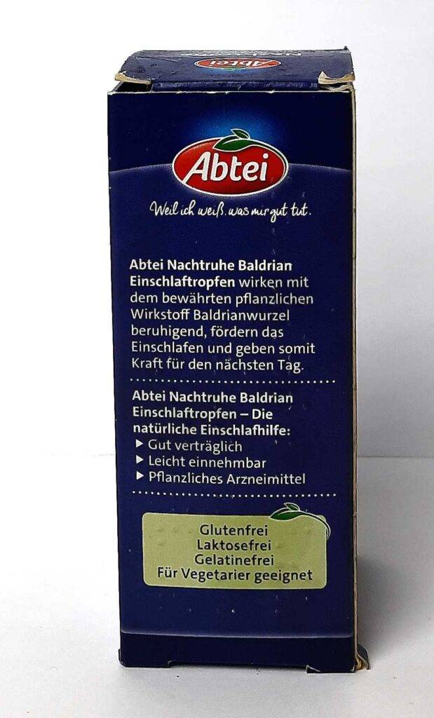 Rückseite der Verpackung der getesteten Baldrian-Tropfen vor einer hellen Fläche.