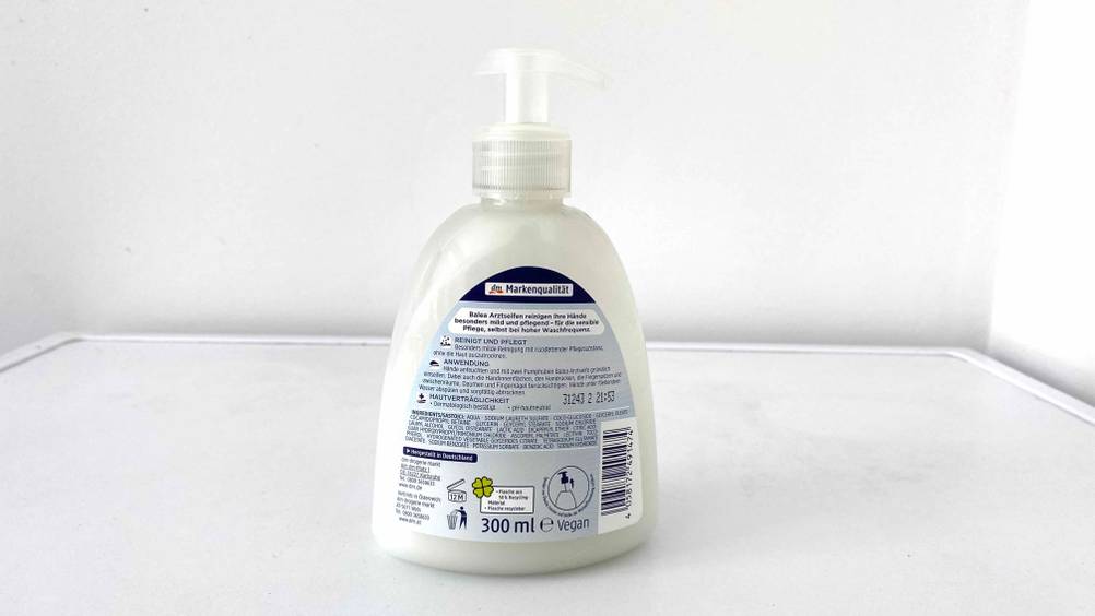 Im Test: Rückseite einer Flasche Arztseife vor einer hellen Wand.