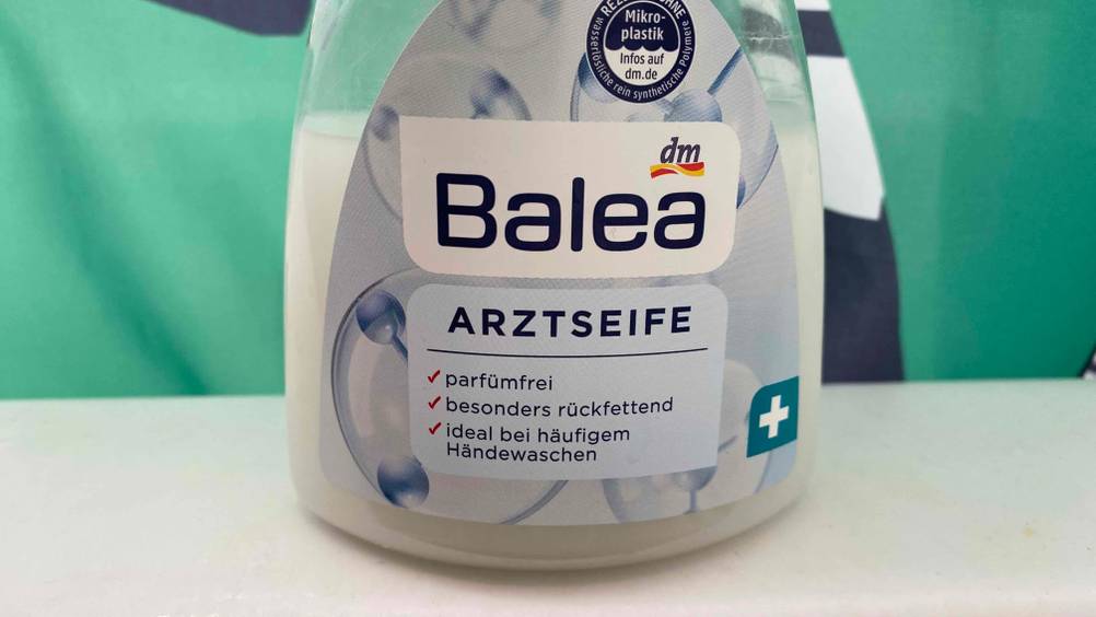 Nahaufnahme des Labels mit Informationen einer getesteten Arztseife.