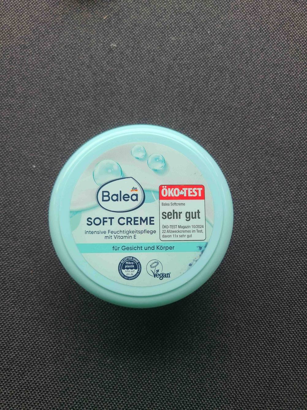 Die Balea-Gesichtscreme im Test von oben auf einer grauen Fläche.