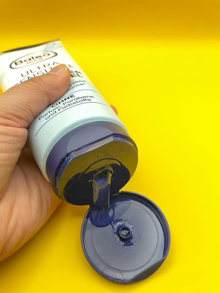 Duschgel für Neurodermitis im Test: Eine Hand drückt Duschgel aus der Tube.