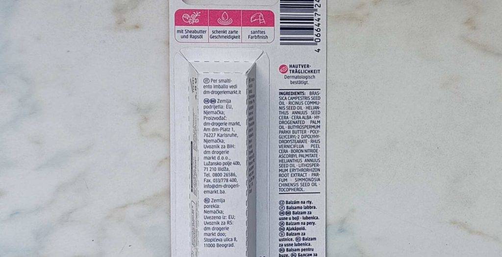 Ansicht der Rückseite mit Produktbeschreibung einer Verpackung von einem Lippenpflegestift im Test.