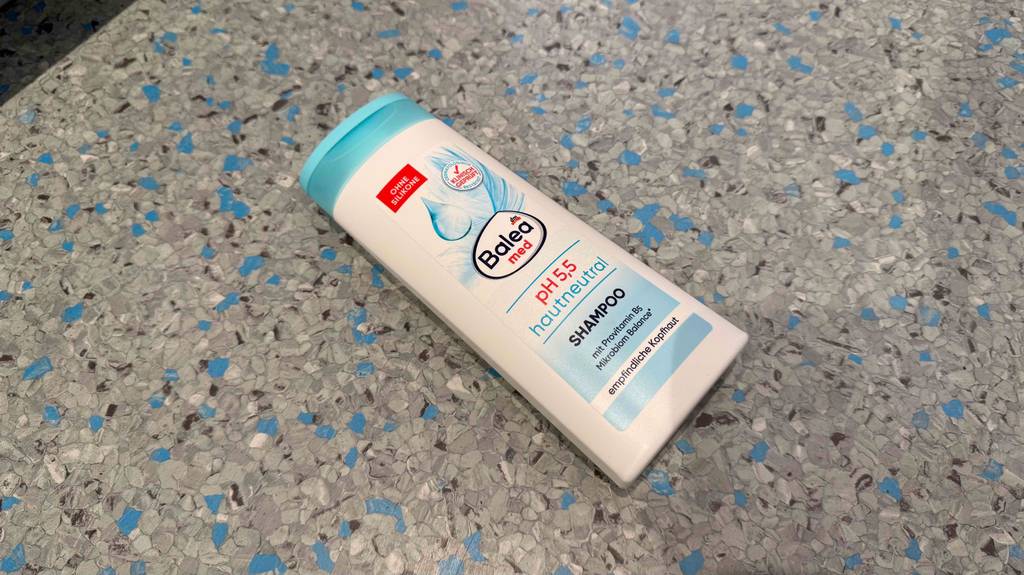 PH-neutrales Shampoo im Test: Eine Quetschflasche der Marke Balea liegt auf einem Linoleumbelag.