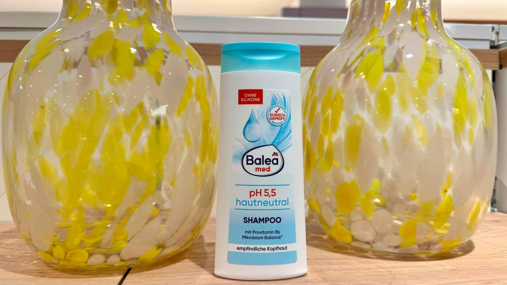 Im Test: ein PH-neutrales Shampoo in der Quetschflasche von Balea steht zwischen zwei Tischlampen.