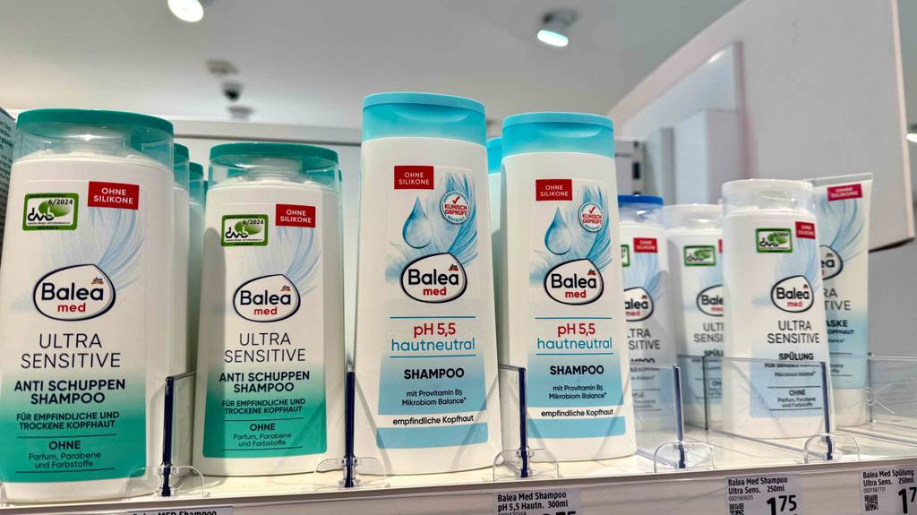 Getestet: PH-neutrales Shampoo in Quetschflaschen der Marke Balea befindet sich auf einem Verkaufsregal.