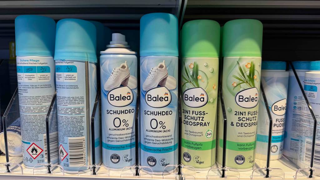 Getestet: Schuhdeodorant in der Spraydose steht neben weiteren Deosprays im Verkaufsregal.