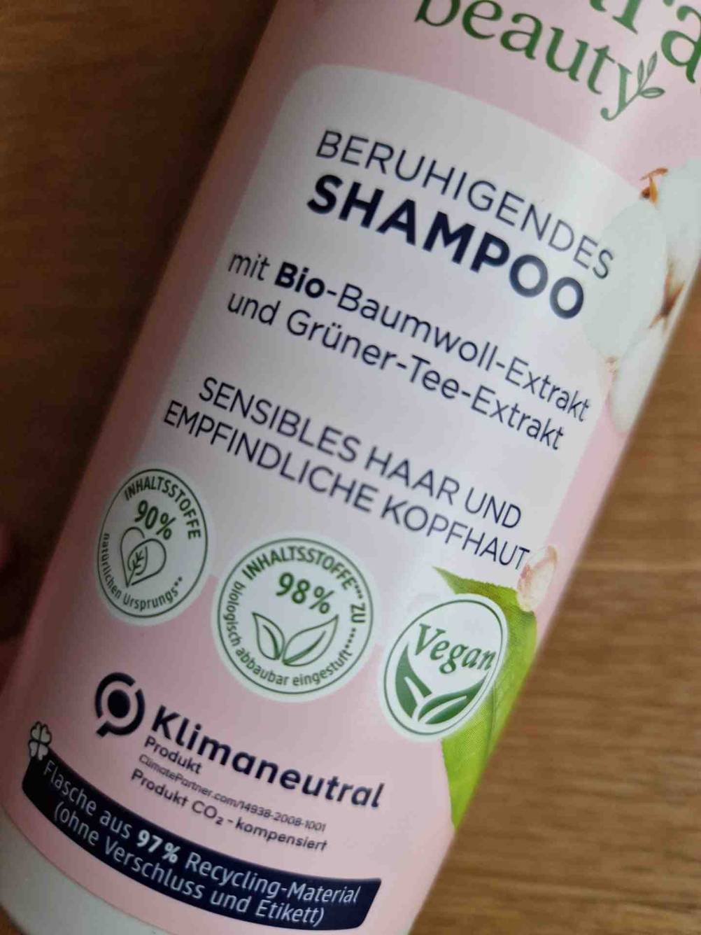 Im Test: Nahaufnahme des Aufdrucks auf der Vorderseite einer Flasche Balea-Shampoos mit Informationen.