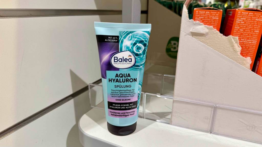 Eine Tube Balea-Spülung steht zum testen auf einem weißen Regaleck.