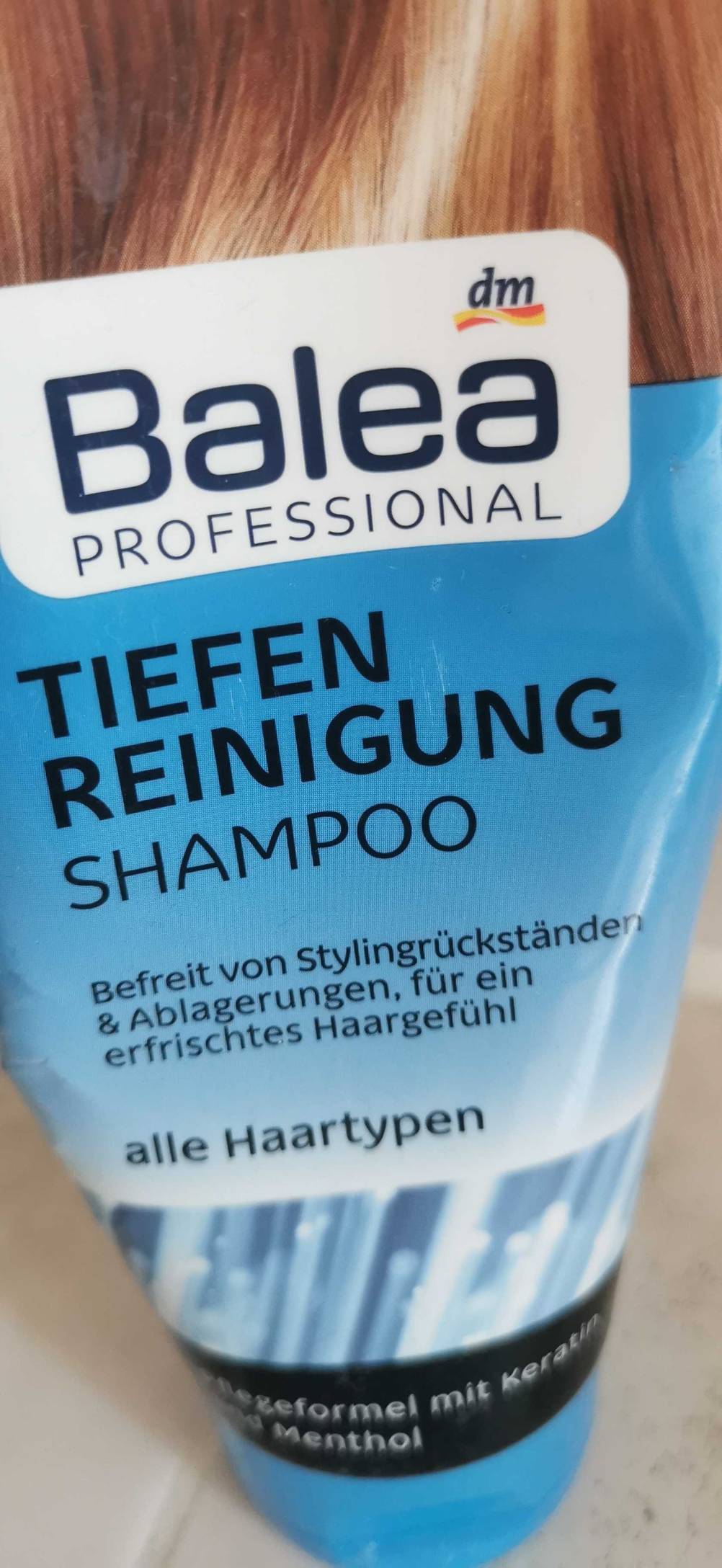 Im Test: Nahaufnahme des Logos und der Artikelbeschreibung auf der Vorderseite der Packung eines Tiefenreinigungsshampoos.