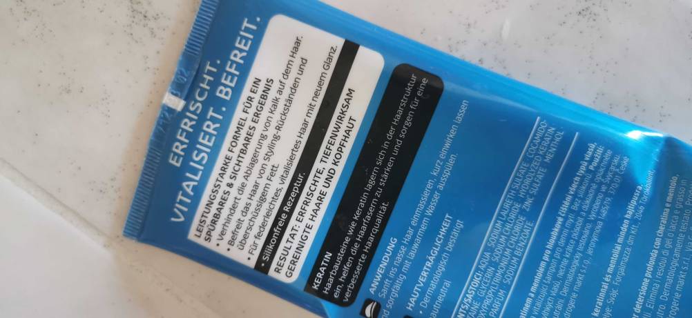 Tiefenreinigungsshampoo getestet: Nahaufnahme der Rückseite der Packung mit Infromationen.