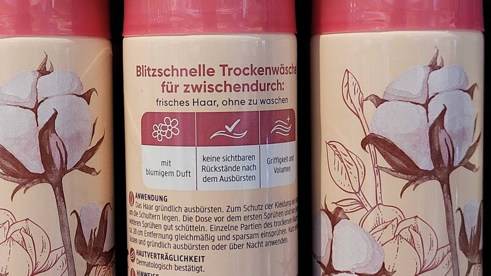 Trockenshampoo getestet: Nahaufnahme des Labels hinten mit Informationen zur Anwendung.