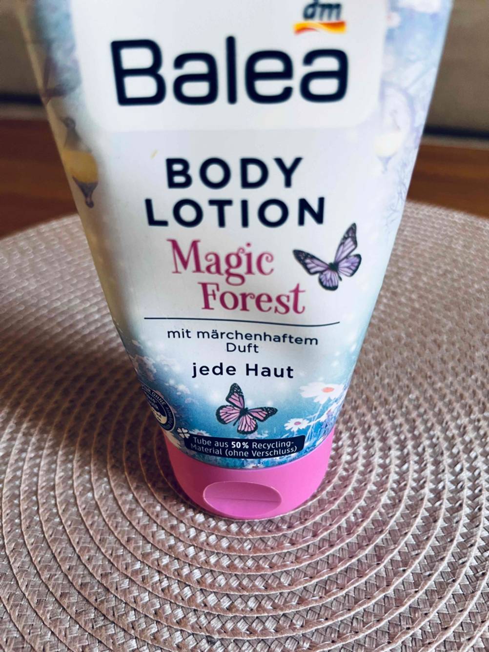 Im Test: Nahaufnahme auf das Label und den Tubenverschluss einer Bodylotion.