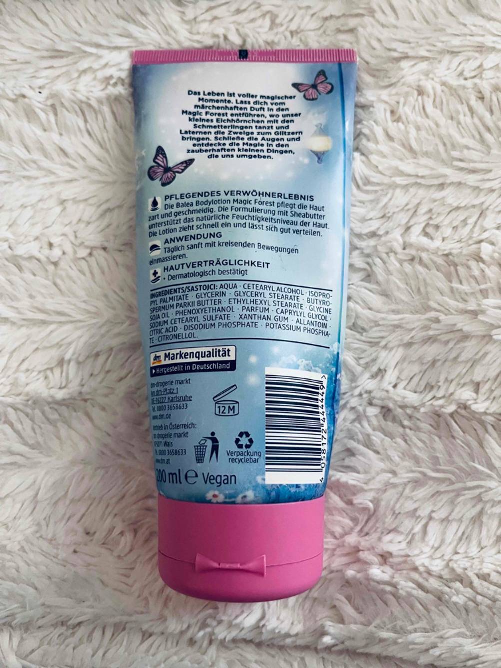 Getestet: Rückseite einer Tube Bodylotion auf einer Stofffläche.