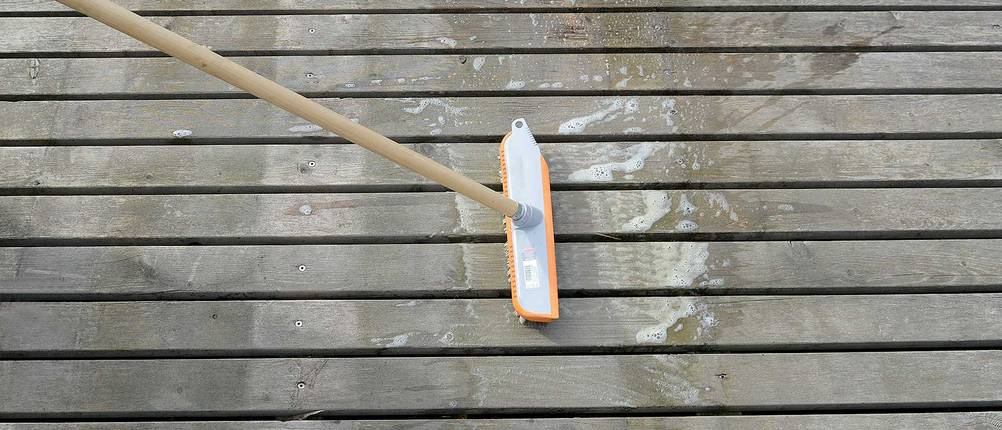 balkon-reinigen-wasser-schrubben
