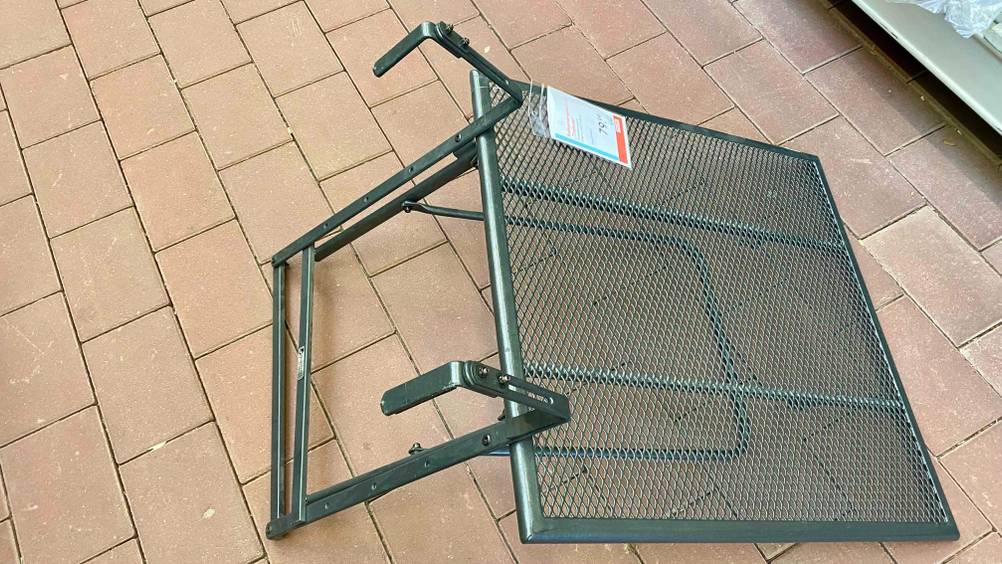 Balkonhängetisch-Test: Produkt liegt auf einem Steinboden.