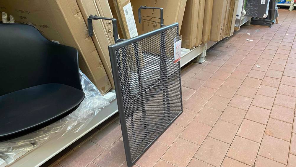 Balkonhängetisch-Test: seitlicher Blick auf einen Balkonhängetisch aus Metall.