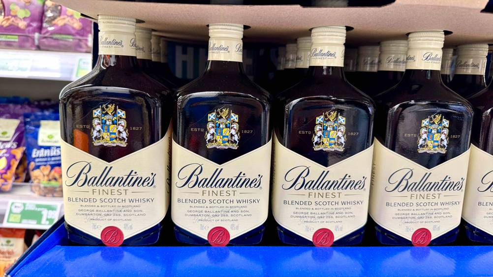 Mehrere Flaschen des Ballantine’s Whiskys im Test in einem Verkaufsregal.