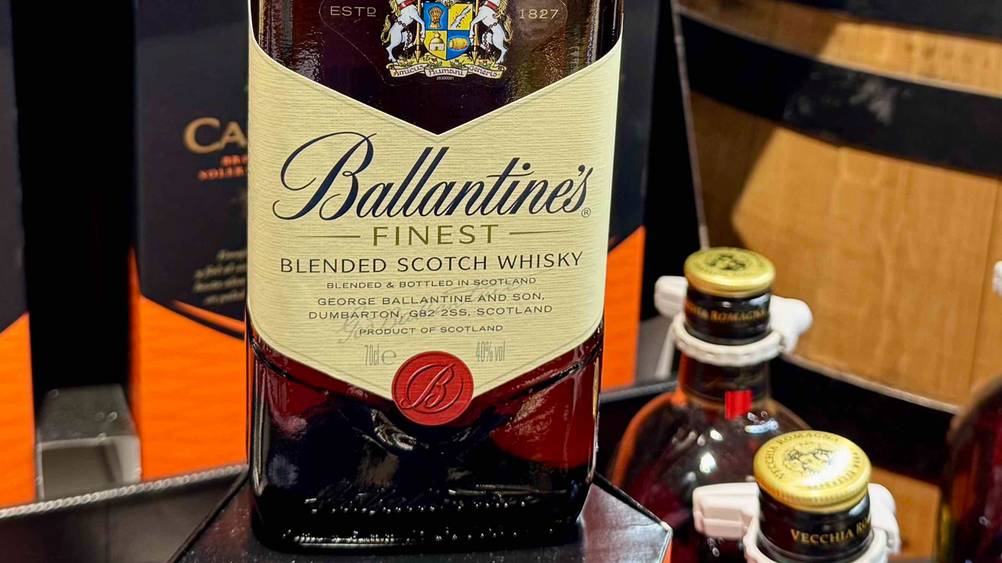 Ballantine’s Whisky getestet: Nahaufnahme des Labels auf der Vorderseite.