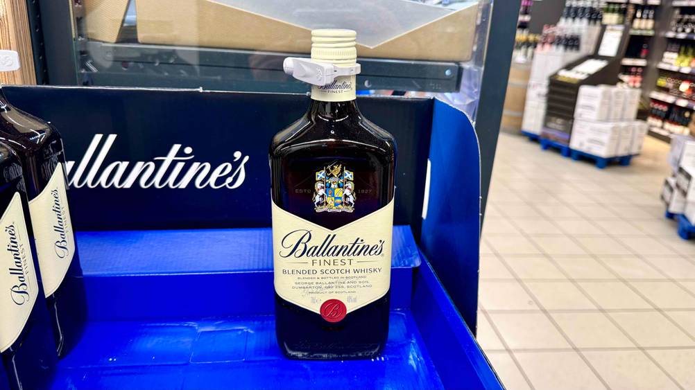 Eine Flasche des getesteten Ballantine’s Whiskys in einem blauen Aufsteller.
