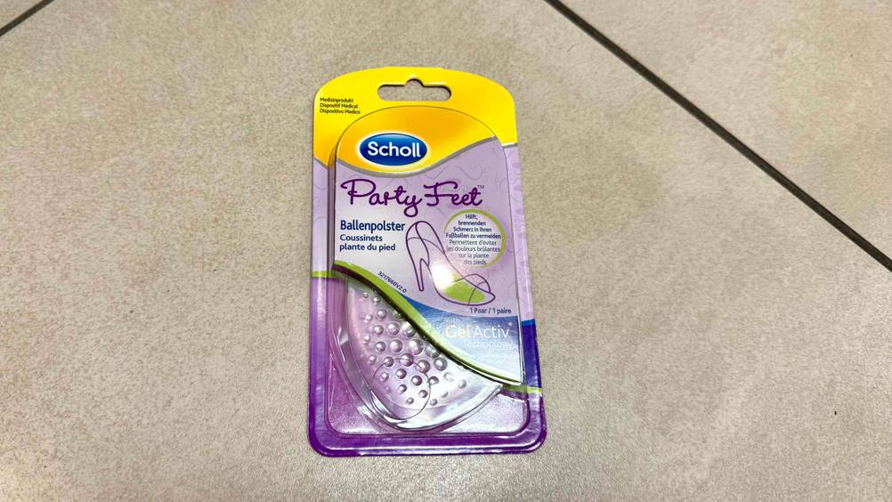 Auf einem Fließenboden liegen die verpackten Ballenpolster im Test.