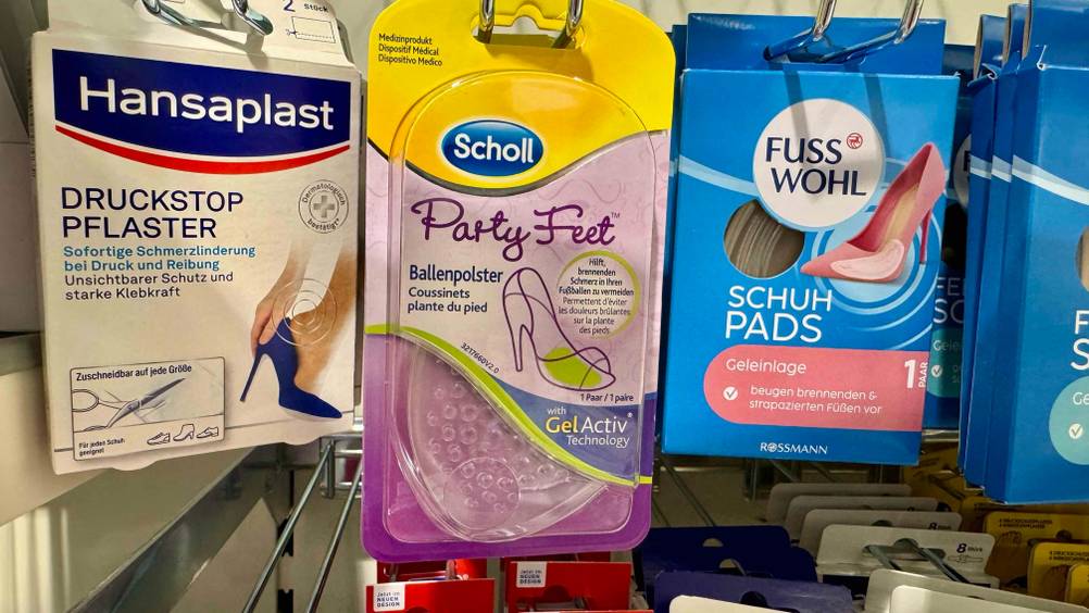In einem Verkaufsregal hängt eine Packung der Ballenpolster im Test neben anderen Marken.