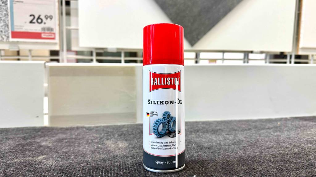 Im Test: Silikon-Öl in der 200-ml-Spraydose steht auf dem Teppichboden.