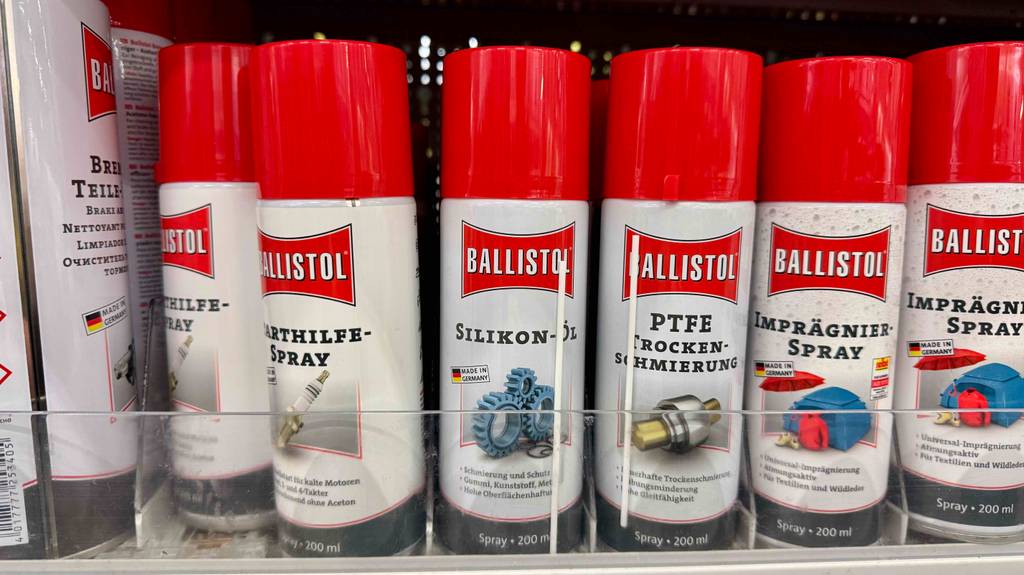 Ballistol Silikon-Öle im Test befinden sich in 200-ml-Spraydosen, die nebeneinander in einem Verkaufsregal stehen.