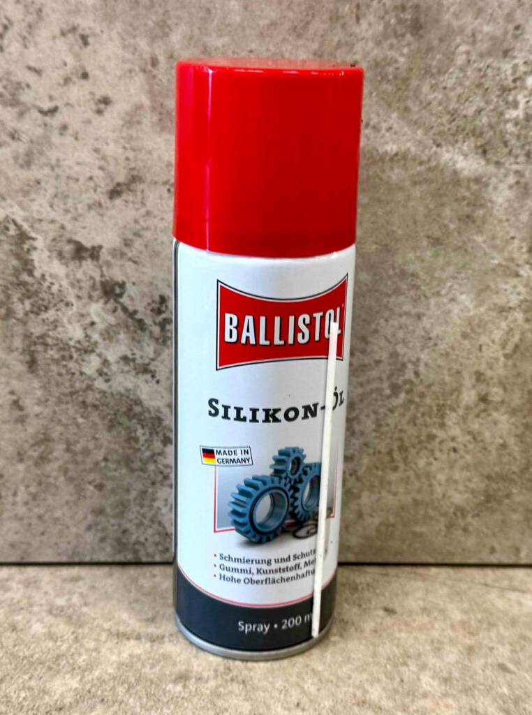 Getestet: Das Silikon-Öl in der 200-ml-Spraydose steht auf dem Boden.