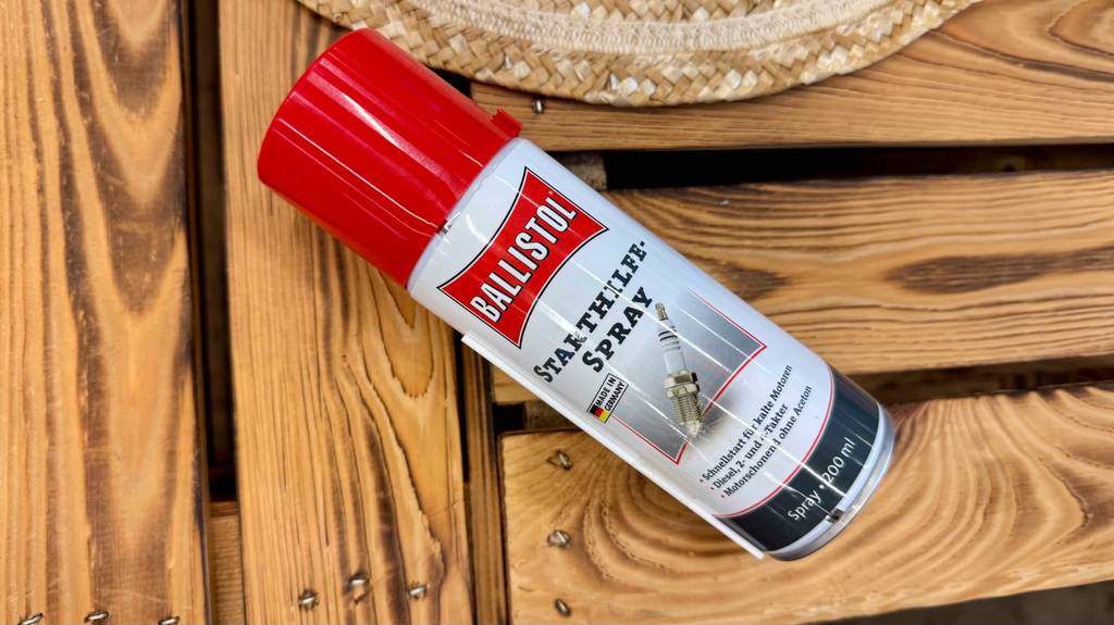 Ein Ballistol Starthilfespray im Test befindet sich in der Sprühdose auf einer Holzpalette.