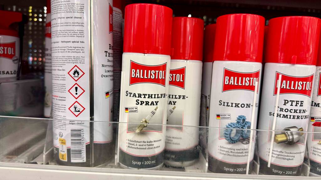 Getestet: Mehrere Starthilfesprays in der Sprühdose stehen nebeneinander im Verkaufsregal.