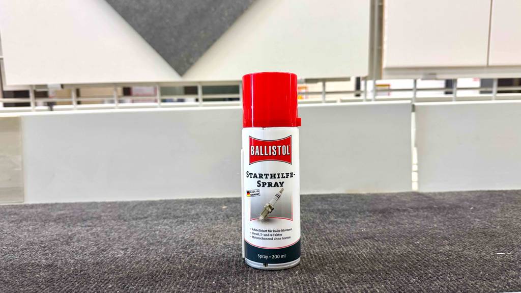 Im Test: Eine Starthilfespray in der Sprühdose steht auf dem Boden.
