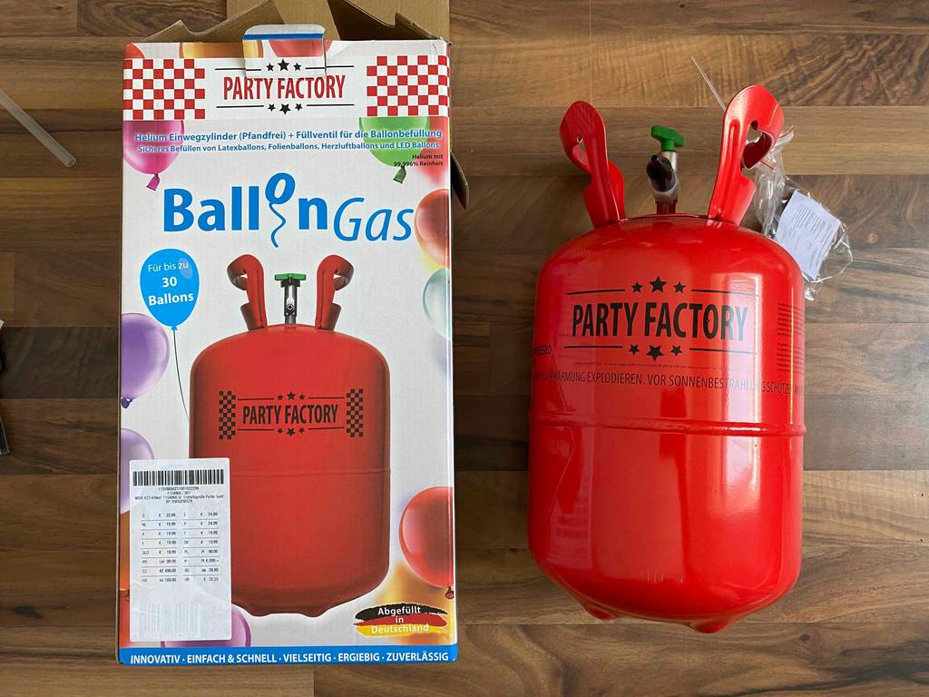 Eine Flasche Ballongas neben der Verpackung.