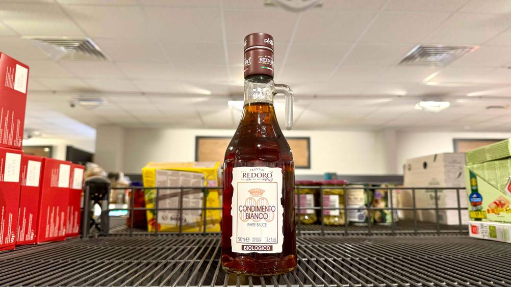 Balsamico bianco getestet: Eine Flasche steht auf einem Gitter.