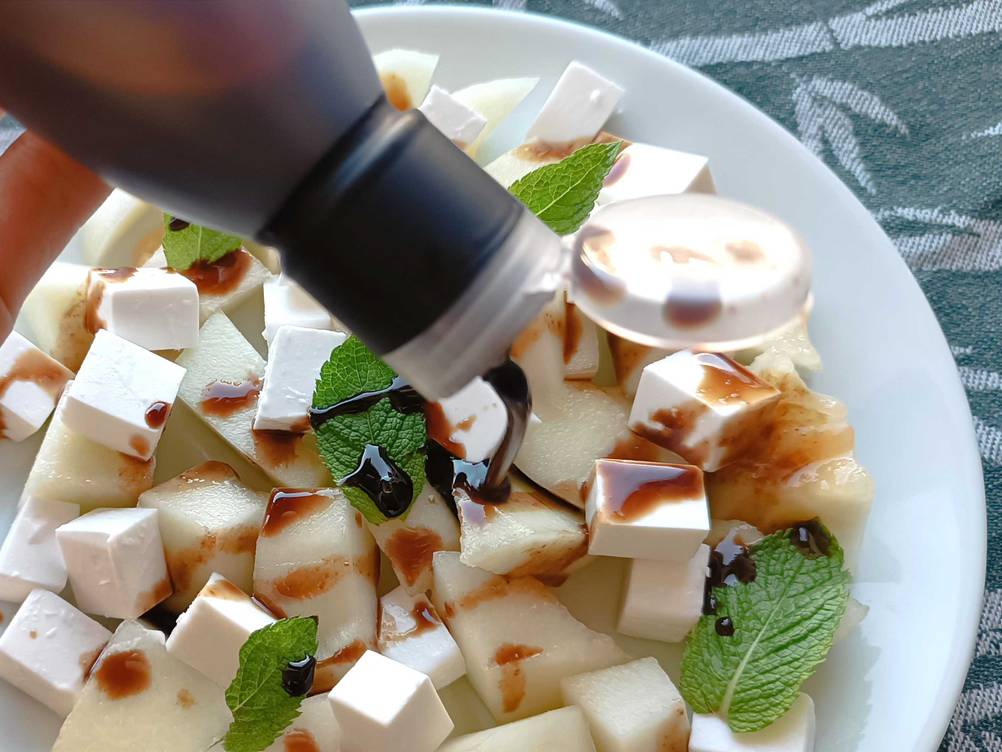 Balsamico-Creme getestet: Ein Gericht über das Balsamico-Creme geträufelt wird.