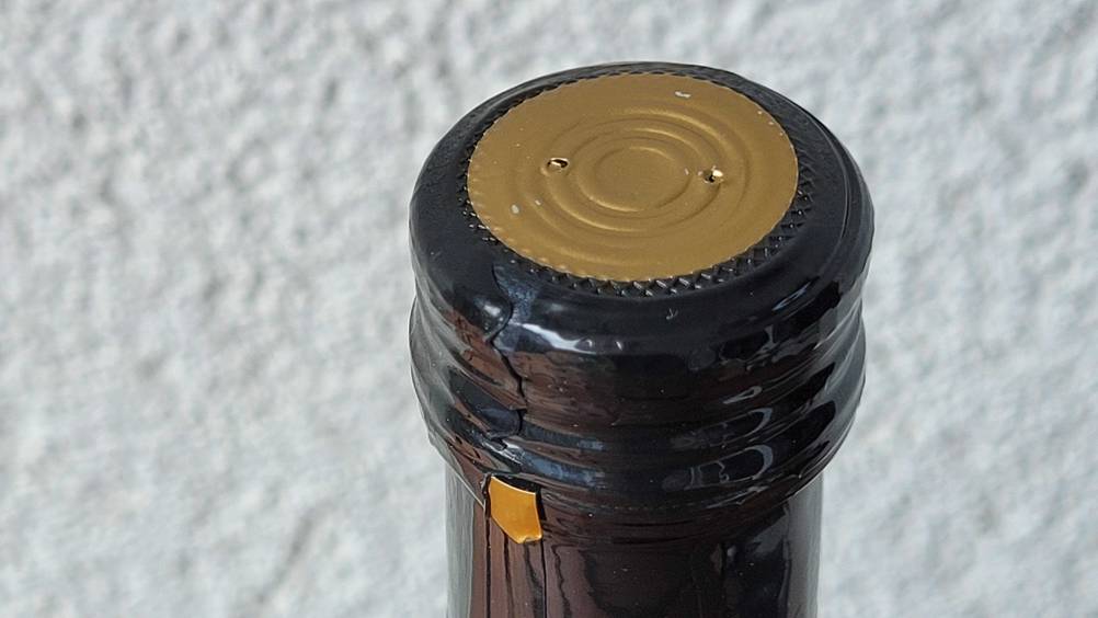 Nahaufnahme des Verschlusses einer Flasche des getesteten Balsamico-Essigs.