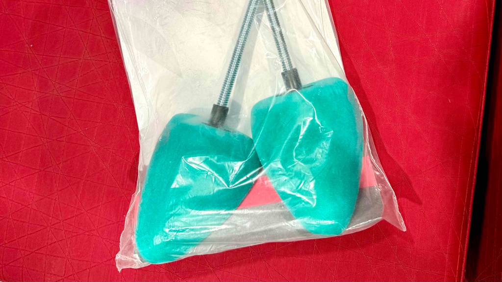Detailansicht der Spanner von einem getesteten verpackten Paar Schuhdehner.