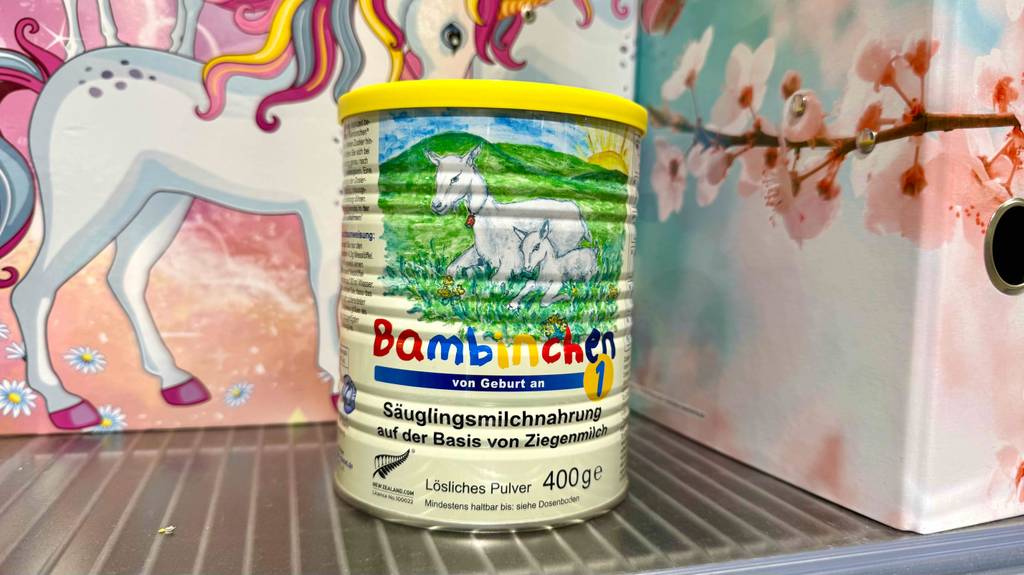 Auf der Vorderseite einer Dose getestete Ziegenmilch-Babynahrung ist eine Ziege abgebildet.