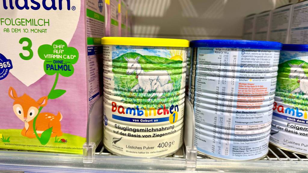Ziegenmilch-Babynahrung im Test: Eine Dose steht mit der Rückseite nach vorn neben einer zweiten in einem Regal.