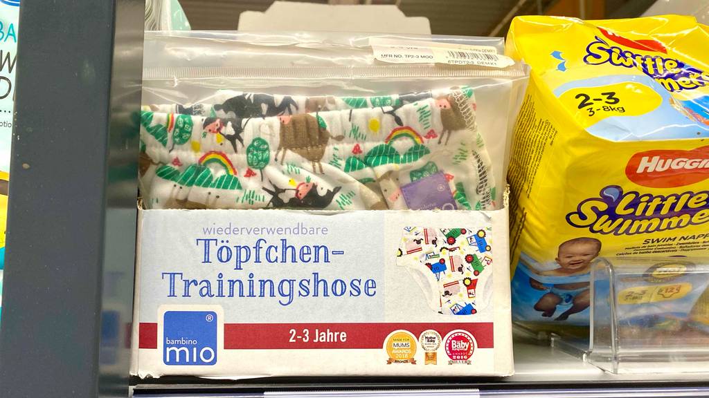 Eine Töpfchen-Trainingshose im Test im bunten Tier-Design befindet sich innerhalb ihrer transparenten Kunststofftüte in einem Verkaufsregal.