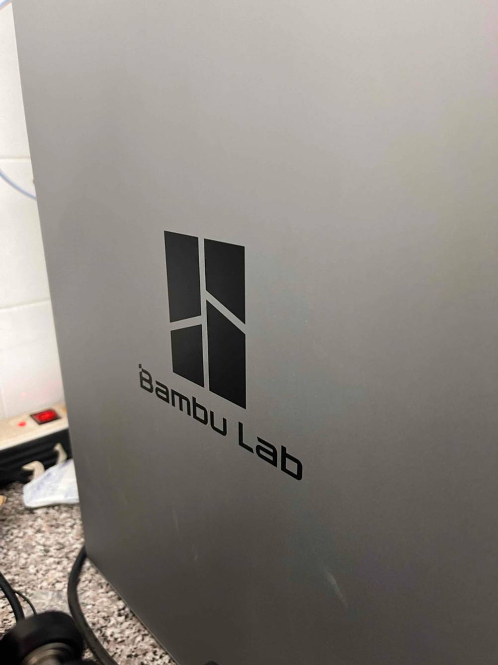 Nahaufnahme des Seitenpaneels von einem silberfarbenen Bambu Lab 3D-Drucker im Test.
