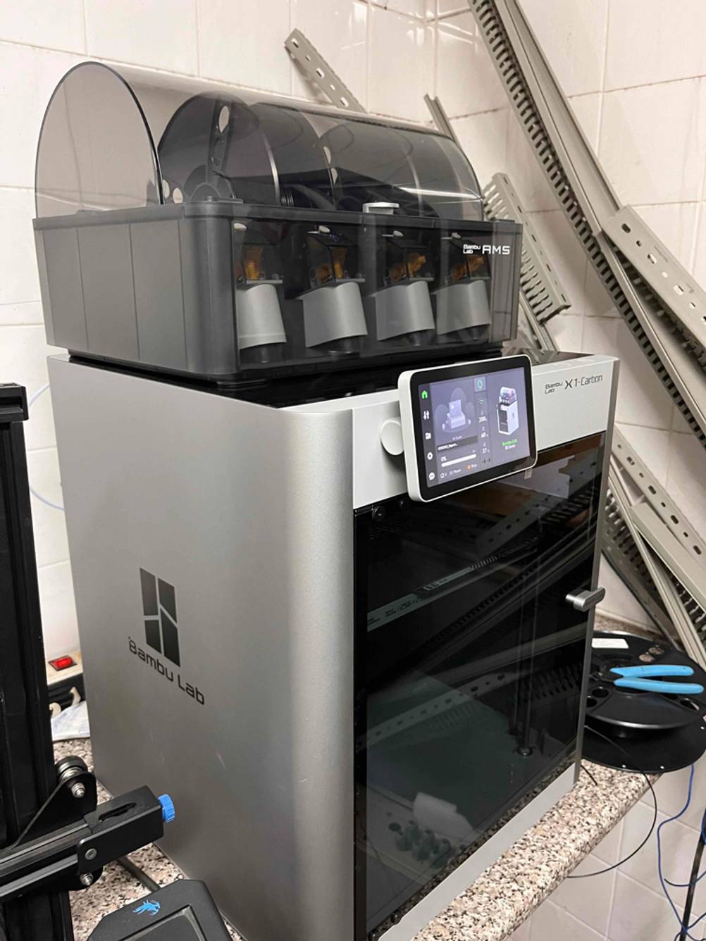 3D-Drucker im Text: ein eingeschaltetes Gerät steht auf einer Arbeitsplatte.