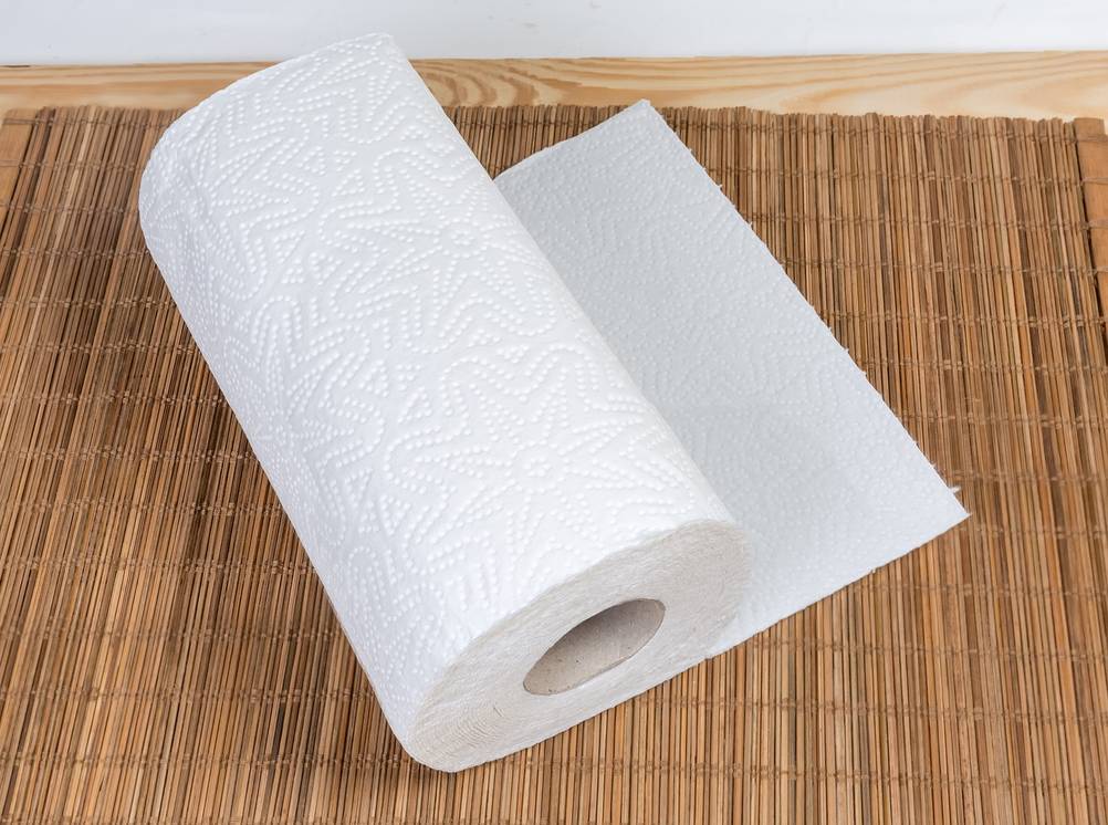Küchenrolle auf Bambusunterlage