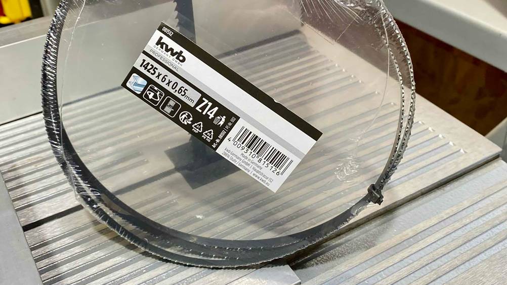 Nahaufnahme des Labels auf einem transparent verpackten Bandsägeblattes im Test.
